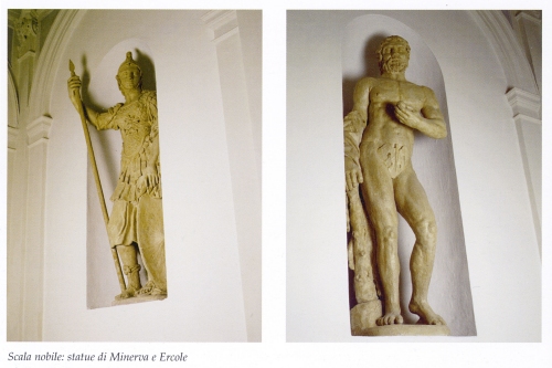 Scala nobile: statue di Minerva e Ercole