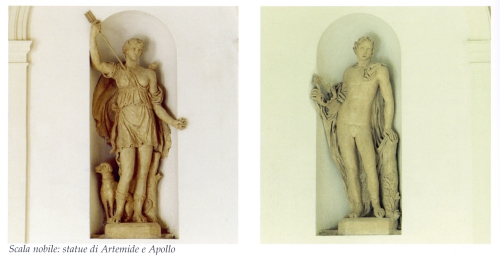 Scala nobile: statue di Artemide e Apollo