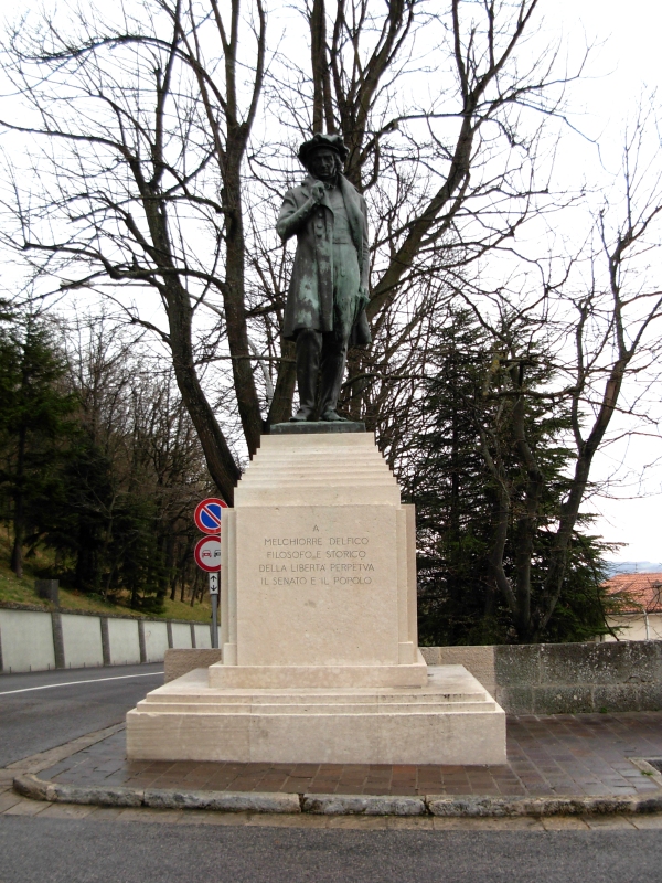 Statua di Melchiorre Delfico a San Marino, in via della Libertà