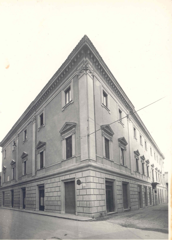 Palazzo Dèlfico, angolo via Carducci - via Comi, 1955 ca.