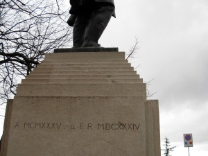 Base monumento (lato sinistro)