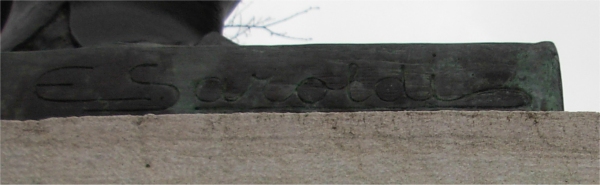 Incisione nome artista (E. Saroldi) su statua, al lato sinistro, in corrispondenza all'appoggio sulla base