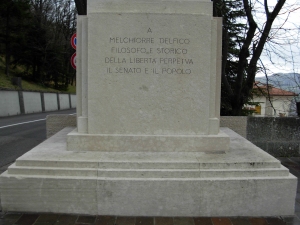 Particolare della base monumento (lato frontale)