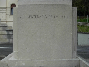 Particolare della base monumento (lato destro)