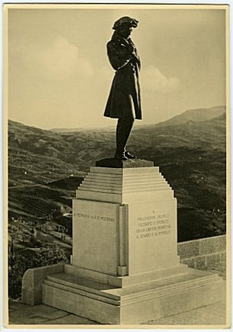 Il monumento a Melchiorre Delfico a San Marino come appariva all'epoca su cartolina illustrata