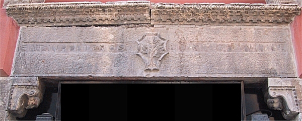Architrave con antico stemma Delfico e motto "Eat in posteros delphica laurus - MDXII", oggi