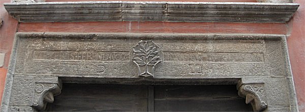 Architrave con antico stemma Delfico e motto "Veteres ferendo novae invitantur iniuriae - MDLII", oggi