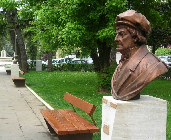 Il busto di Melchiorre Delfico in Viale Mazzini a Teramo