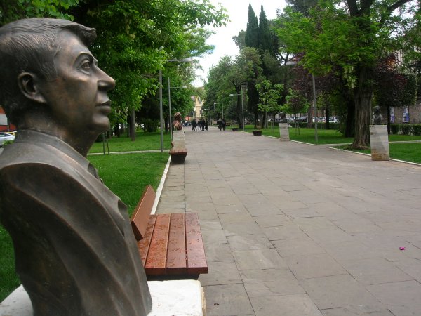 I busti di illustri teramani in Viale Mazzini a Teramo