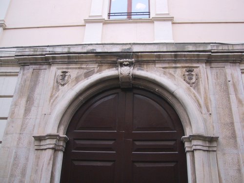 Portone principale di ingresso del palazzo Delfico di Teramo