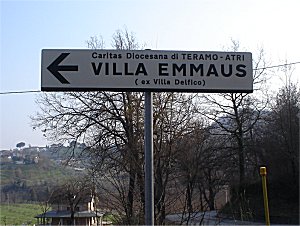 Cartello con indicazione "Villa Emmaus" (ex Villa Delfico)